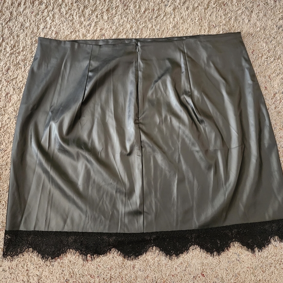 Elegant Black Lace Trim Skirt - Picture 3 of 3